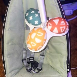 4moms Baby Swing with Vibrant Mobile